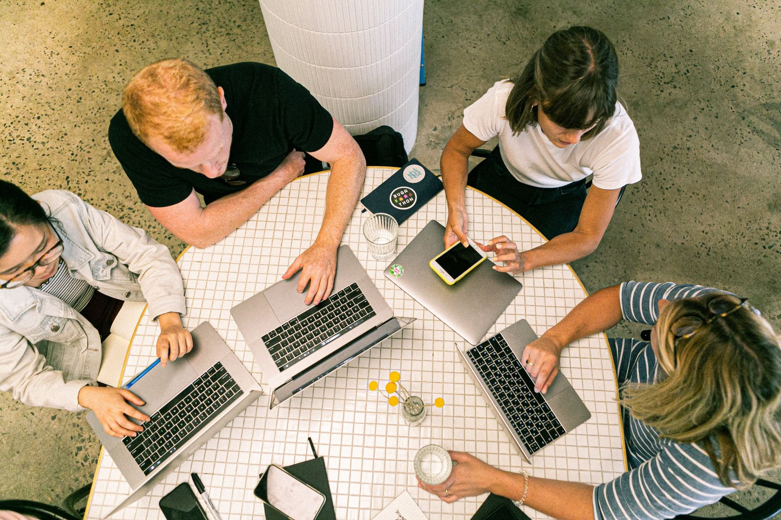 Team testet gemeinsam einen digitalen Prototyp an Laptops und Smartphone
