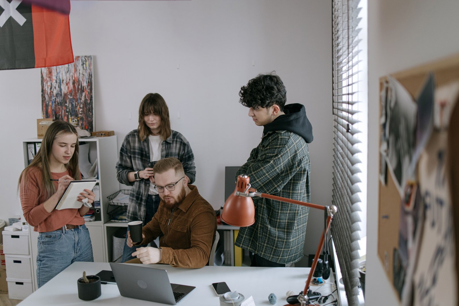 Kleines Team arbeitet gemeinsam an einem Laptop