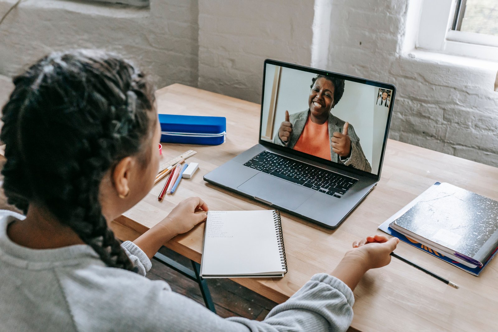 Lernende nimmt an einem Online-Unterricht per Laptop teil